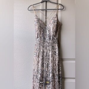 Party/wedding/ graduation gown. Never worn. Size M.